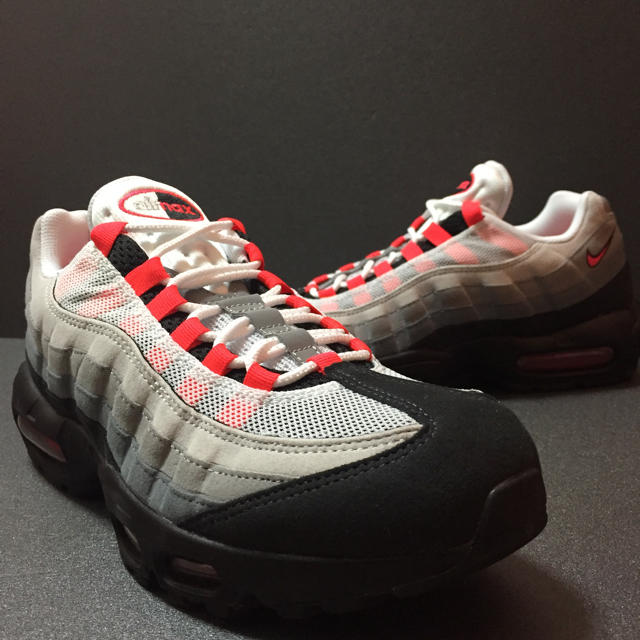 NIKE(ナイキ)の新品 黒タグ 26.5 NIKE AIR MAX 95 Solar Red 赤 メンズの靴/シューズ(スニーカー)の商品写真