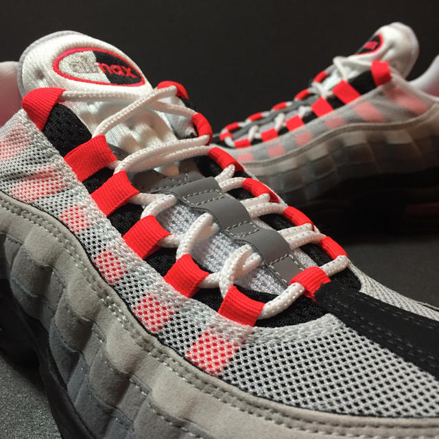 NIKE(ナイキ)の新品 黒タグ 26.5 NIKE AIR MAX 95 Solar Red 赤 メンズの靴/シューズ(スニーカー)の商品写真