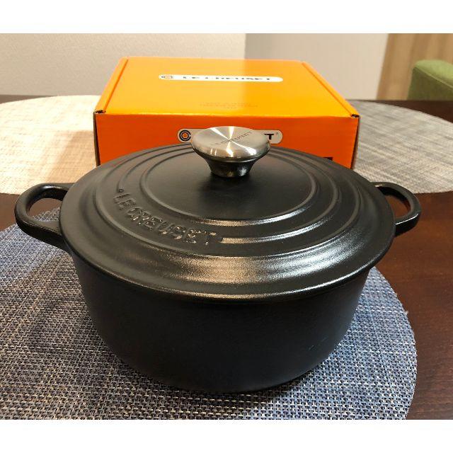 LE CREUSET(ルクルーゼ)の【送料込】ルクルーゼ(LE CREUSET)ココットロンド20cmマットブラック インテリア/住まい/日用品のキッチン/食器(鍋/フライパン)の商品写真