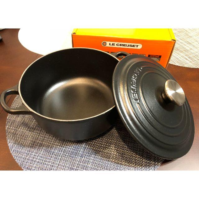 LE CREUSET(ルクルーゼ)の【送料込】ルクルーゼ(LE CREUSET)ココットロンド20cmマットブラック インテリア/住まい/日用品のキッチン/食器(鍋/フライパン)の商品写真