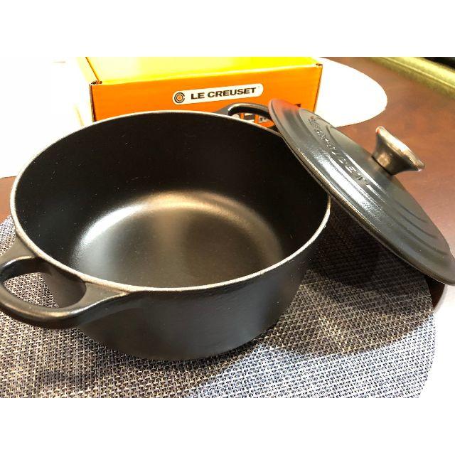 LE CREUSET(ルクルーゼ)の【送料込】ルクルーゼ(LE CREUSET)ココットロンド20cmマットブラック インテリア/住まい/日用品のキッチン/食器(鍋/フライパン)の商品写真