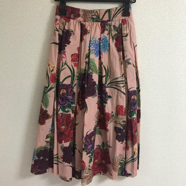 ZARA(ザラ)のZARA ピンクスカート 花柄 レディースのスカート(ひざ丈スカート)の商品写真
