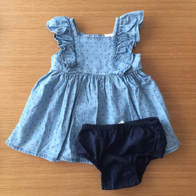 babyGAP(ベビーギャップ)の美品 baby GAP 70 小花柄 シャンブレーワンピース キッズ/ベビー/マタニティのベビー服(~85cm)(ワンピース)の商品写真