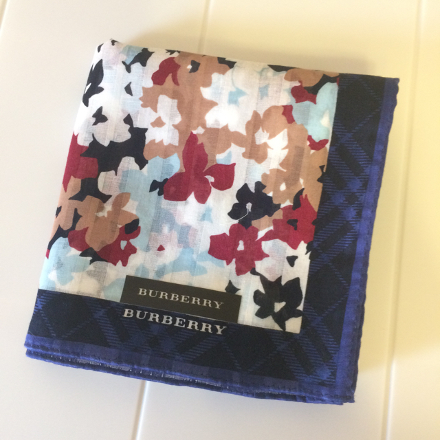 BURBERRY(バーバリー)のバーバリー ハンカチ ベージュ系 花柄 チェック レディースのファッション小物(ハンカチ)の商品写真