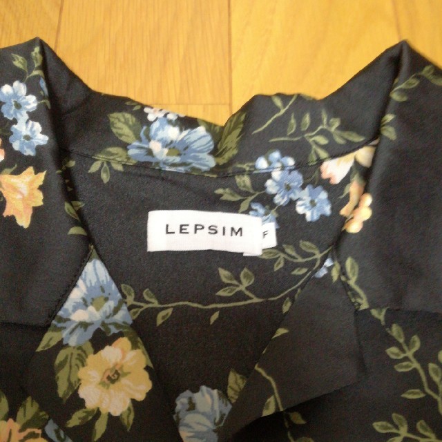 LEPSIM(レプシィム)のLEPSIM  　花柄　ブラウス レディースのトップス(シャツ/ブラウス(半袖/袖なし))の商品写真
