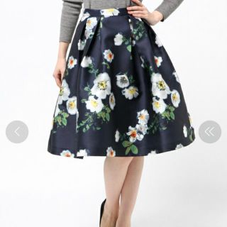 レストローズ(L'EST ROSE)の美品  花柄スカート Mサイズ(ひざ丈スカート)