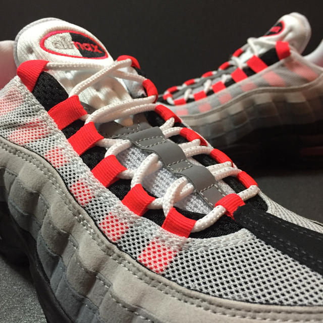 NIKE(ナイキ)の新品 黒タグ 25 NIKE AIR MAX 95 OG Solar Red 赤 メンズの靴/シューズ(スニーカー)の商品写真