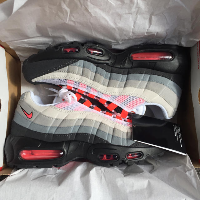 NIKE(ナイキ)の新品 黒タグ 25 NIKE AIR MAX 95 OG Solar Red 赤 メンズの靴/シューズ(スニーカー)の商品写真