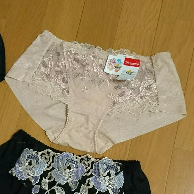 Triumph(トリンプ)のりーママ様専用 トリンプ ショーツM 花柄刺繍レース 2点セット
 レディースの下着/アンダーウェア(ショーツ)の商品写真