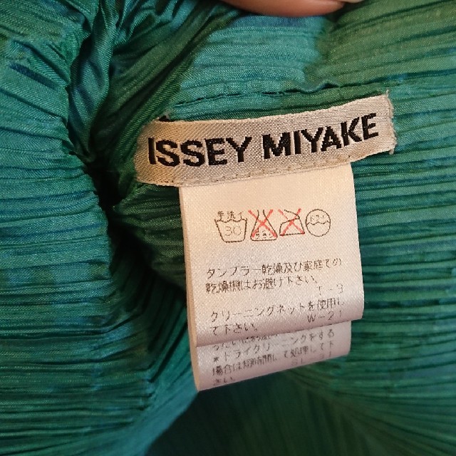 ISSEY MIYAKE(イッセイミヤケ)の☆ISSEY MIYAKEプリーツベスト☆ レディースのトップス(ベスト/ジレ)の商品写真