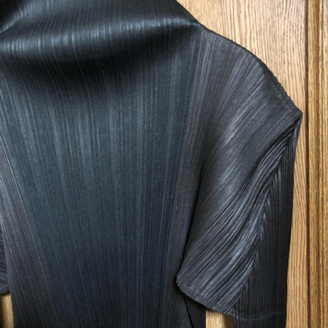 PLEATS PLEASE ISSEY MIYAKE(プリーツプリーズイッセイミヤケ)のPLEATS PLEASE ISSEY MIYAKE 黒トップス レディースのトップス(カットソー(長袖/七分))の商品写真