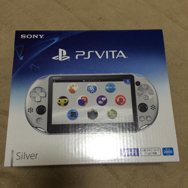 PlayStation Vita(プレイステーションヴィータ)の【送料無料・新品】PS Vita PCH-2000 本体 シルバー エンタメ/ホビーのゲームソフト/ゲーム機本体(携帯用ゲーム機本体)の商品写真