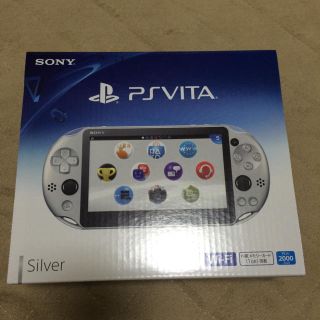 プレイステーションヴィータ(PlayStation Vita)の【送料無料・新品】PS Vita PCH-2000 本体 シルバー(携帯用ゲーム機本体)