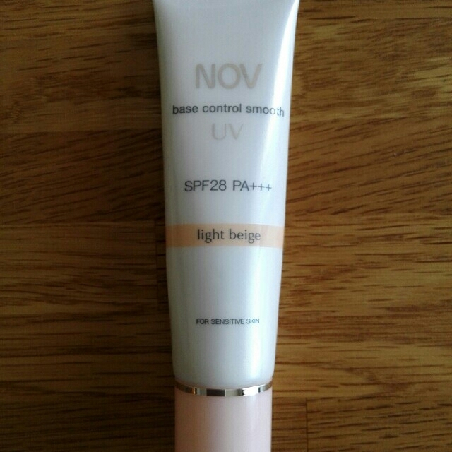 NOV(ノブ)のノブ　ベースコントロールスムース　UV ライトベージュ コスメ/美容のベースメイク/化粧品(化粧下地)の商品写真