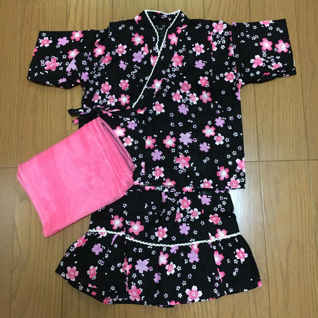 西松屋(ニシマツヤ)の女児 浴衣 100センチ 桜柄 キッズ/ベビー/マタニティのキッズ服女の子用(90cm~)(甚平/浴衣)の商品写真