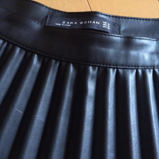 ZARA(ザラ)のＺＡＲＡ今季 レザーコーティングSK レディースのスカート(ひざ丈スカート)の商品写真