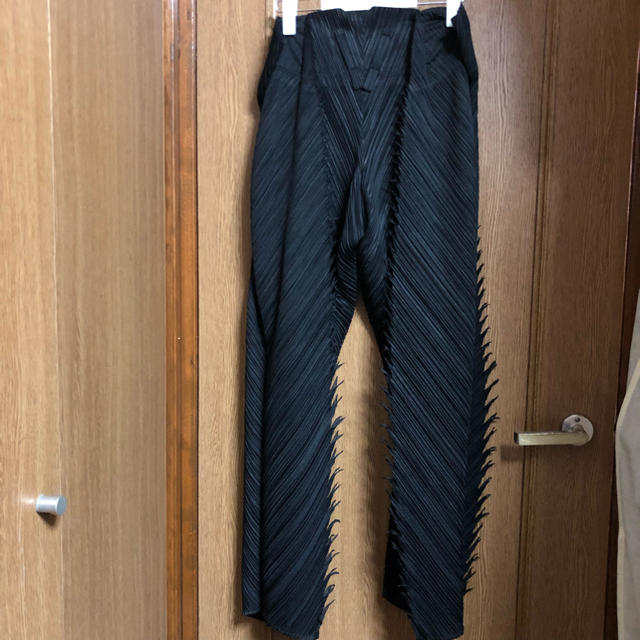 PLEATS PLEASE ISSEY MIYAKE(プリーツプリーズイッセイミヤケ)のPLEATS PLEASE ISSEY MIYAKE 黒"Dragon"パンツ レディースのパンツ(カジュアルパンツ)の商品写真