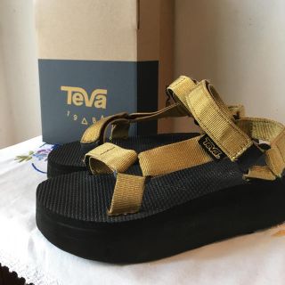 テバ(Teva)のteva プラットフォーム サンダル ゴールド 箱あり 完売品(サンダル)