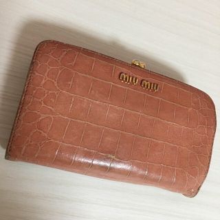 ミュウミュウ(miumiu)の【中古】miumiu がま口長財布 ピンク クロコ型押し(長財布)