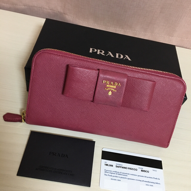 PRADA(プラダ)の【中古】PRADA リボン長財布 レア♡イビスコピンク メンズのファッション小物(長財布)の商品写真