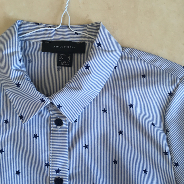 PRIMARK(プライマーク)の[美品]フリルストライプシャツ へプラム 星柄 襟付き ブルー ブラウス スーツ レディースのトップス(シャツ/ブラウス(長袖/七分))の商品写真