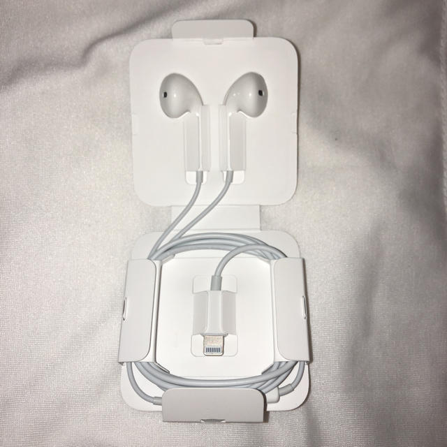 Apple(アップル)のiphone イヤフォン スマホ/家電/カメラのオーディオ機器(ヘッドフォン/イヤフォン)の商品写真