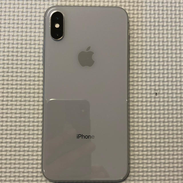 Apple(アップル)のおのみつ様専用 iPhoneX au 64GB シルバー スマホ/家電/カメラのスマートフォン/携帯電話(スマートフォン本体)の商品写真