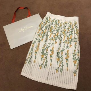 リリーブラウン(Lily Brown)のLilyBrown パネル刺繍　タイトスカート(ひざ丈スカート)