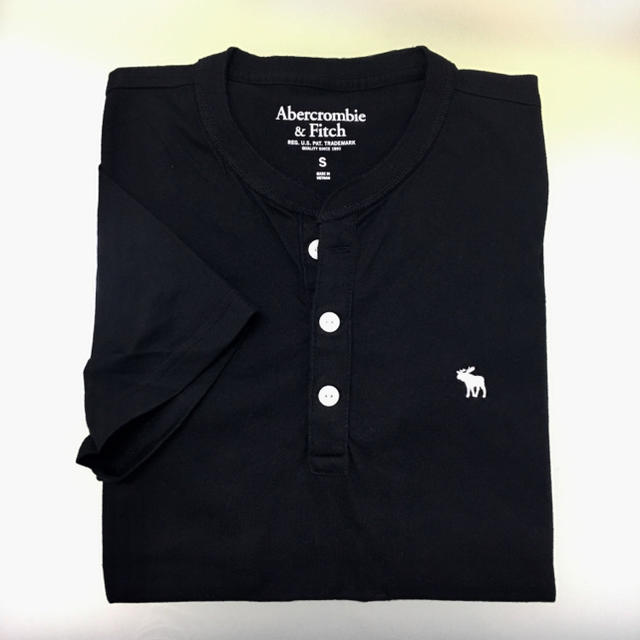Abercrombie&Fitch(アバクロンビーアンドフィッチ)のAbercrombie【S】大人気のアイコン刺繍メンズヘンリーネック半袖Tシャツ メンズのトップス(Tシャツ/カットソー(半袖/袖なし))の商品写真