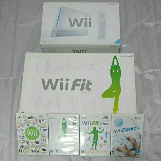 Wii(ウィー)の★wii本体とバランスボードセット★　　　　⭐箱説付き⭐動作確認済み♪ エンタメ/ホビーのゲームソフト/ゲーム機本体(家庭用ゲーム機本体)の商品写真