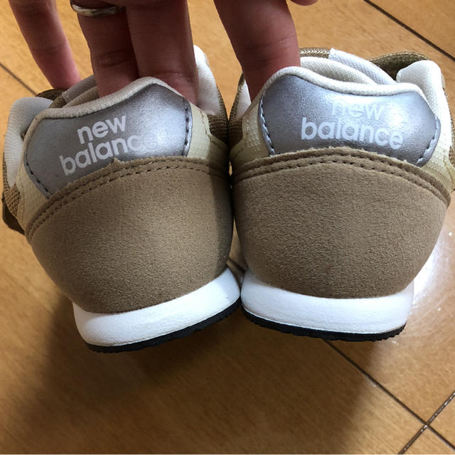 New Balance(ニューバランス)の専用です  新品 ニューバランス スニーカー ベージュ 16cm  996 キッズ/ベビー/マタニティのキッズ靴/シューズ(15cm~)(スニーカー)の商品写真