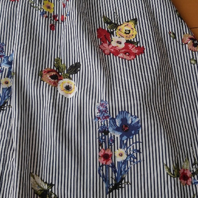 しまむら(シマムラ)の最終値下げ　フラワープリント　ストライプスカート レディースのスカート(ひざ丈スカート)の商品写真