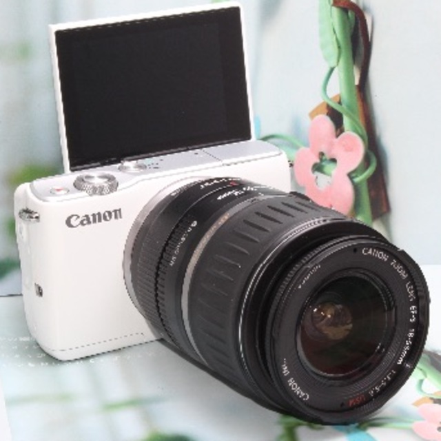 ミラーレス一眼❤️Wi-Fi&自撮り自由自在❤️人気のホワイト Canon EOS M10❤️