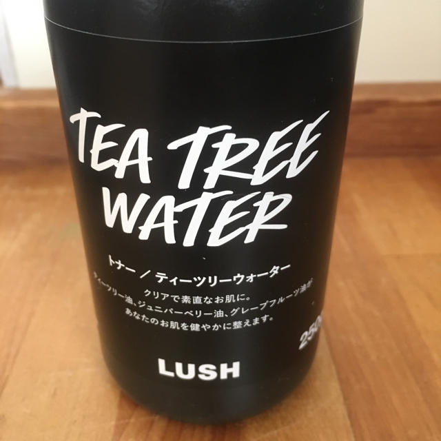 LUSH(ラッシュ)のLUSH ティーツリーウォーター  250g コスメ/美容のスキンケア/基礎化粧品(化粧水/ローション)の商品写真