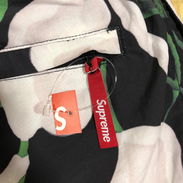 Supreme(シュプリーム)の【S】Nylon Water Short Black floral 黒 ユリ メンズのパンツ(ショートパンツ)の商品写真