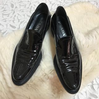 プラダ(PRADA)のPRADA エナメルローファー...♪(ローファー/革靴)