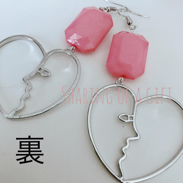ピンクのビーズのラブフェイスのシンプル大ぶりピアス 1