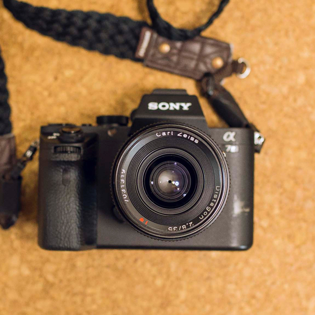 SONY(ソニー)のSONY α7 II /  Zeiss T* 35mm f/2.8 レンズセット スマホ/家電/カメラのカメラ(デジタル一眼)の商品写真