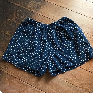 ユニクロ(UNIQLO)のユニクロ  小花柄のショートパンツ  Lサイズ(パンツ/スパッツ)