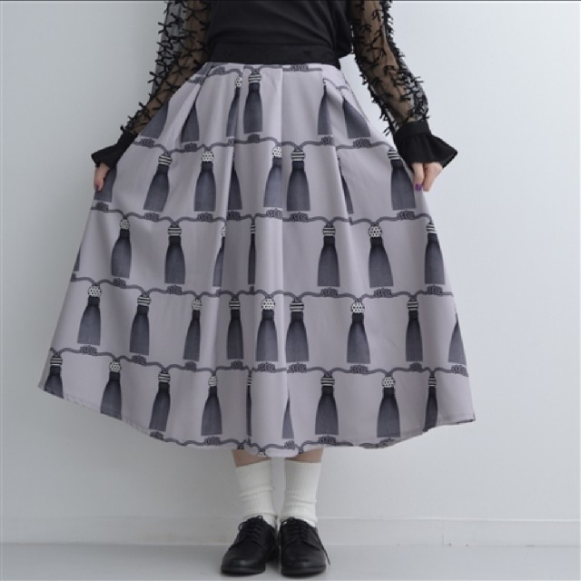 merlot(メルロー)のsale新品メルローmerlot plusタッセル柄ロングスカート☆グレー レディースのスカート(ロングスカート)の商品写真