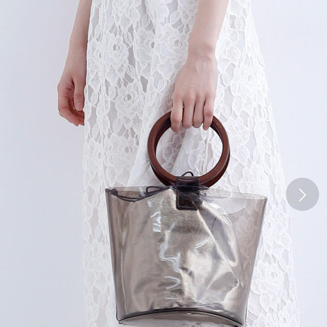 merlot(メルロー)の【新品タグ付き】ウッドハンドルクリアーバケツバッグ レディースのバッグ(ハンドバッグ)の商品写真