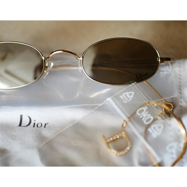 Dior(ディオール)の《未使用品》Dior サングラス HANOI ゴールドチャーム付 レディースのファッション小物(サングラス/メガネ)の商品写真