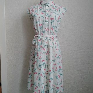 ダブルクローゼット(w closet)の美品☆w closet☆チェリー柄の涼しげなノースリワンピ F 共布ベルト付き(ひざ丈ワンピース)