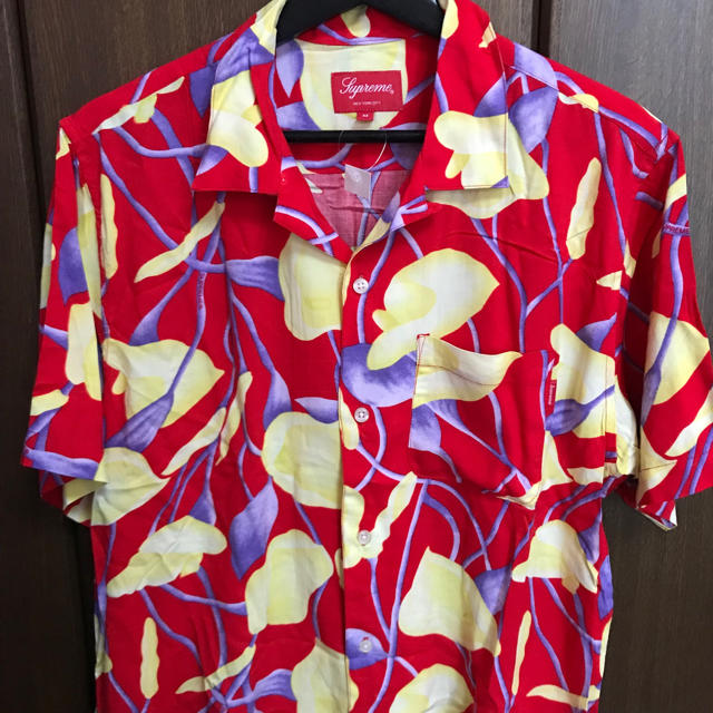 Supreme(シュプリーム)のMサイズ Supreme Lily Rayon Shirts Red メンズのトップス(シャツ)の商品写真