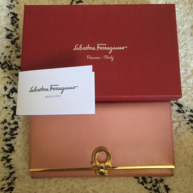 Salvatore Ferragamo(サルヴァトーレフェラガモ)のFerragamo ガンチーニ財布 レディースのファッション小物(財布)の商品写真