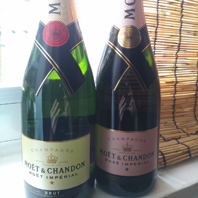 MOËT & CHANDON(モエエシャンドン)の【未開封】モエ・エ・シャンドン　白とロゼセット 食品/飲料/酒の酒(シャンパン/スパークリングワイン)の商品写真