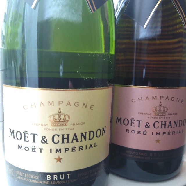 MOËT & CHANDON(モエエシャンドン)の【未開封】モエ・エ・シャンドン　白とロゼセット 食品/飲料/酒の酒(シャンパン/スパークリングワイン)の商品写真