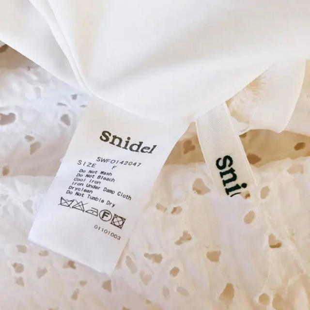 SNIDEL(スナイデル)のスナイデル パックリボンコットンワンピース レディースのワンピース(ひざ丈ワンピース)の商品写真