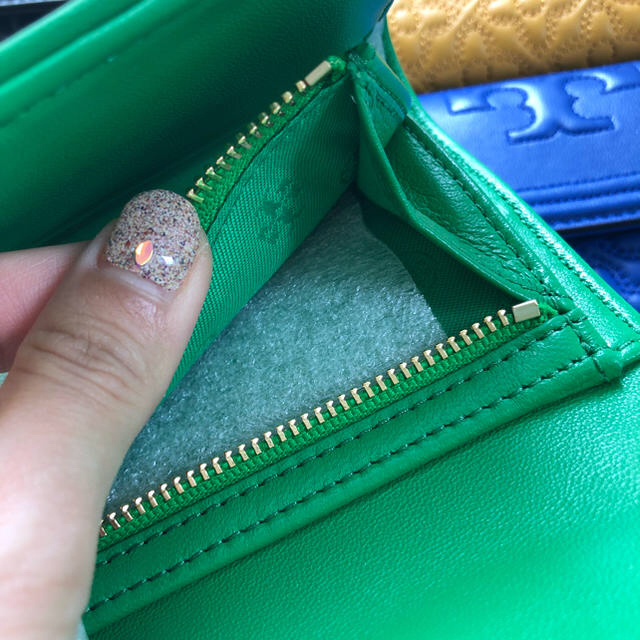 Tory Burch(トリーバーチ)のパンママ様専用 トリーバーチ 折財布 三つ折り グリーン ビビッド カラー 緑 レディースのファッション小物(財布)の商品写真