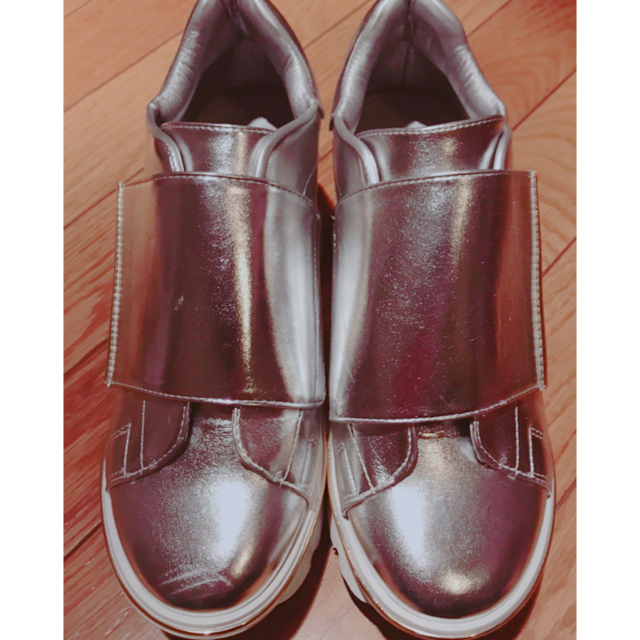 SNIDEL(スナイデル)のスナイデル スニーカー ベルクロシューズ シルバー Lサイズ 24.5cm  レディースの靴/シューズ(スニーカー)の商品写真